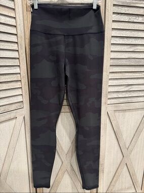 137. ALO Yoga high waist Camo Leggings pre owned Size Large
